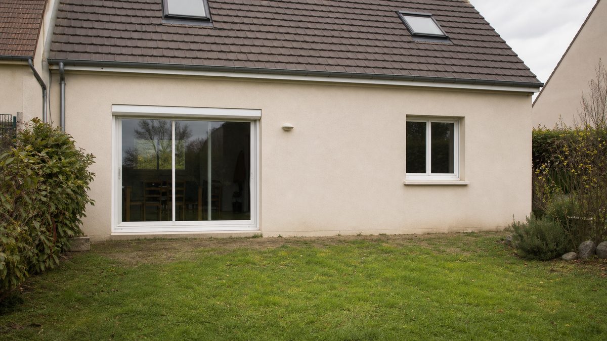 Jardin avant travaux, pelouse à l’emplacement de la future terrasse