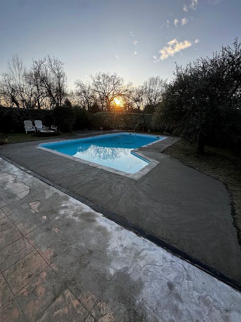 Piscine avec contour en béton neuf réalisé par l’entreprise